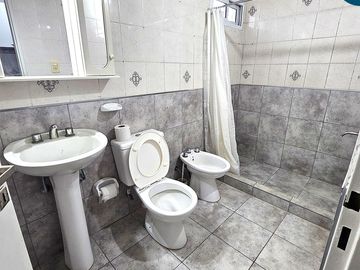 Propiedad Comercial en Venta. Av. Cettour, San José . 298 m2 Cubiertos .Local + Departamento . Inversión Segura