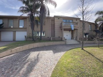 Casa en venta - Barrio Septiembre - Doble Terreno-Grandes espacios-Pileta climatizada-Ing Maschwitz