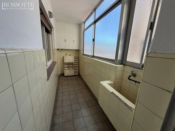 Muy buen departamento de 3 ambientes con balcón