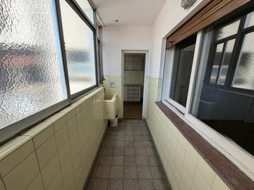 Muy buen departamento de 3 ambientes con balcón