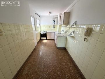 Muy buen departamento de 3 ambientes con balcón