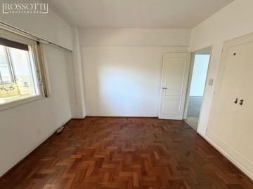 Muy buen departamento de 3 ambientes con balcón