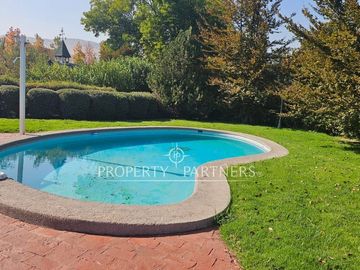 Terreno con espectacular jardín, piscina y quincho en Chicureo Centro