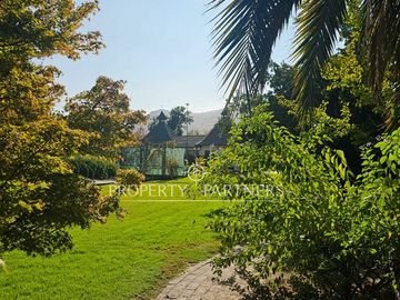 Terreno con espectacular jardín, piscina y quincho en Chicureo Centro