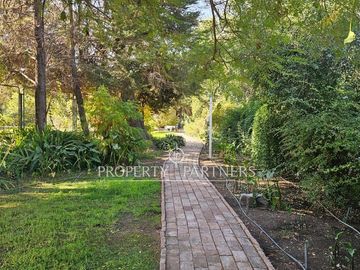 Terreno con espectacular jardín, piscina y quincho en Chicureo Centro