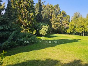 Terreno con espectacular jardín, piscina y quincho en Chicureo Centro