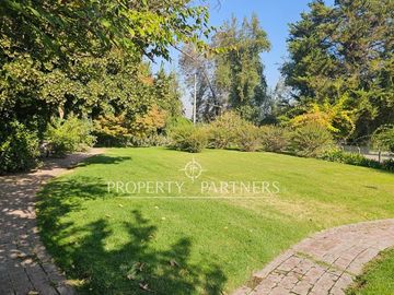 Terreno con espectacular jardín, piscina y quincho en Chicureo Centro