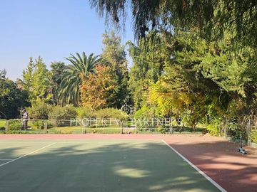 Terreno con espectacular jardín, piscina y quincho en Chicureo Centro