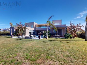 Venta Casa 4 Dormitorios en Suite La Berlina Pilará