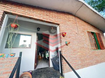 EN VENTA 2 CASAS MAS DEPARTAMENTO CON PILETA EN TANTI A DOS CUADRAS DE RUTA 28 REF: 1872