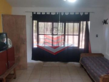 EN VENTA 2 CASAS MAS DEPARTAMENTO CON PILETA EN TANTI A DOS CUADRAS DE RUTA 28 REF: 1872
