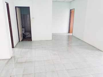 Commercial building, 2 floors, 2 units, convenient transportation. Complete utilities Thon Center Ban Chang Project