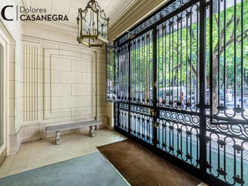 Piso a reciclar en venta frente a Plaza San Martin
