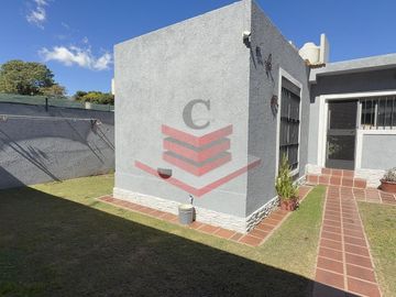 CASA EN VENTA CON PILETA EN SANTA MARÍA SALIDA A DOS CALLES GAS NATURAL A 50M RUTA 38 ref 3068