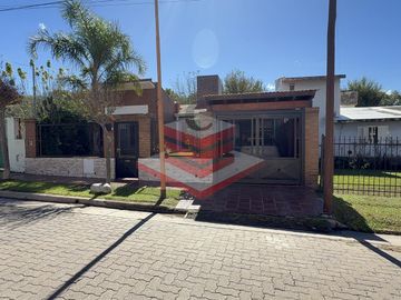 CASA EN VENTA CON PILETA EN SANTA MARÍA SALIDA A DOS CALLES GAS NATURAL A 50M RUTA 38 ref 3068