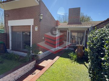 CASA EN VENTA CON PILETA EN SANTA MARÍA SALIDA A DOS CALLES GAS NATURAL A 50M RUTA 38 ref 3068