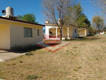 COMPLEJO DE DOS CABAÑAS  EN SIQUIMAN A 200 M DEL CENTRO Y 700M DEL LAGO  REF 696