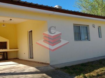 COMPLEJO DE DOS CABAÑAS  EN SIQUIMAN A 200 M DEL CENTRO Y 700M DEL LAGO  REF 696