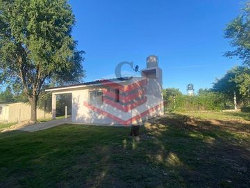 COMPLEJO DE DOS CABAÑAS  EN SIQUIMAN A 200 M DEL CENTRO Y 700M DEL LAGO  REF 696