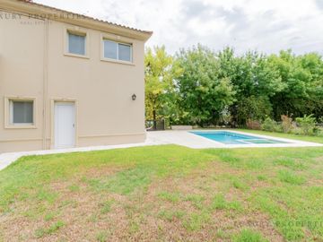 Venta Casa 5 ambientes en dos plantas, con pileta y quincho cerrado en La Reserva Cardales