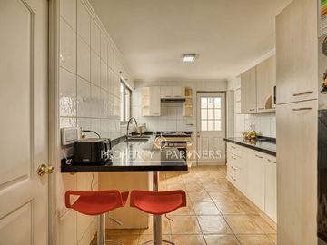 Linda casa con amplio Jardin en calle tranquila.