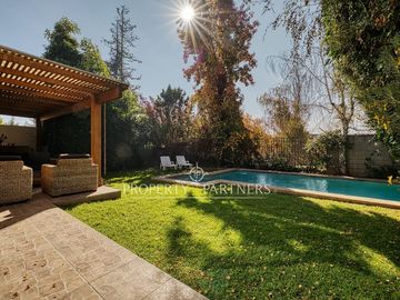 Linda casa con amplio Jardin en calle tranquila.