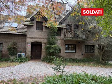 Casa en venta y alquiler sobre lote de más de  2.500 m2 - excelente acceso - bajas expensas - Pilar