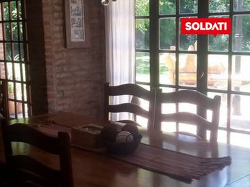 Casa en venta y alquiler sobre lote de más de  2.500 m2 - excelente acceso - bajas expensas - Pilar