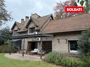 Casa en venta y alquiler sobre lote de más de  2.500 m2 - excelente acceso - bajas expensas - Pilar