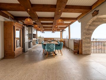 EXCLUSIVA CASA CON VISTA PANORÁMICA EN PASAJE CERRADO