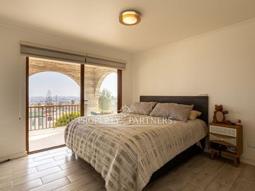 EXCLUSIVA CASA CON VISTA PANORÁMICA EN PASAJE CERRADO