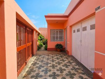 Casa Como Terreno En Excelente Ubicacion Av. Sta. Rosa C/ La Paz - La Perla