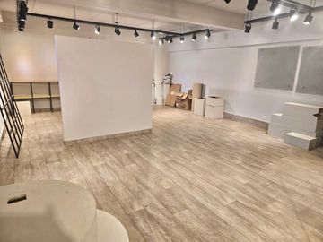 ALQUILER  OFICINAS/DEPOSTIO COMERCIAL DE TRES PLANTAS  |CHACARITA | CON ENTRADA PARA CAMIONETAS