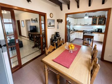 VENTA CASA 4 AMBIENTES EN VILLA ADELINA