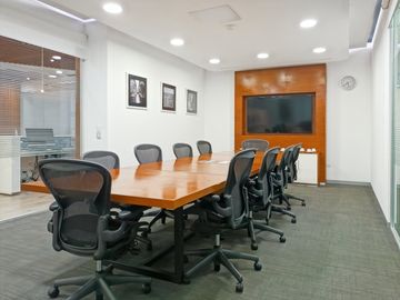 Alquila una oficina de gran tamaño para 50 personas en Regus Convention Center