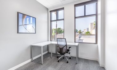 Alquiler de oficinas bellamente diseñadas para 2 personas en Bogota, Chico 94