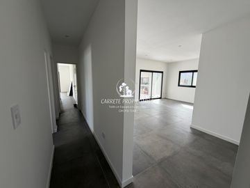 OPORTUNIDAD. Casa en venta de 4 ambientes. Barrio San Ramón. Pilar del Este