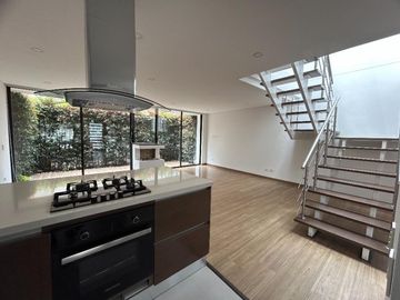 Casa en venta de 3 habitaciones con patio en Cota, Variante Cota-Chia.