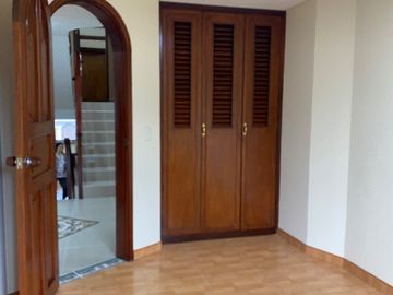 Casa en venta de 6 habitaciones con jardín en Bogotá, Alhambra.