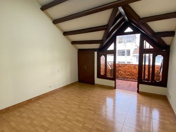 Casa en venta de 6 habitaciones con jardín en Bogotá, Alhambra.