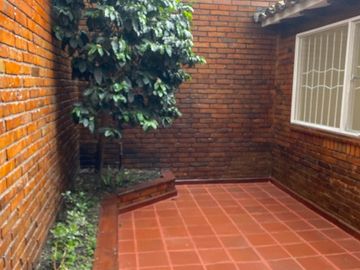 Casa en venta de 6 habitaciones con jardín en Bogotá, Alhambra.