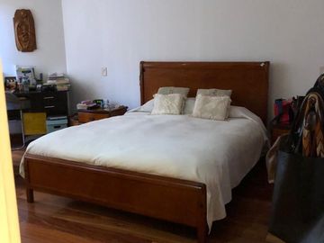 Apartamento en venta de 5 habitaciones con terraza en Bogotá, La Carolina.