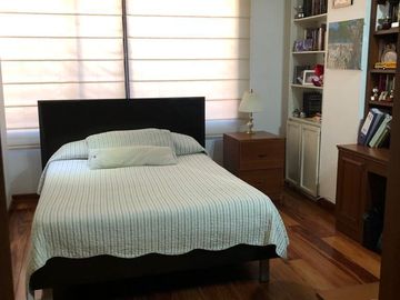 Apartamento en venta de 5 habitaciones con terraza en Bogotá, La Carolina.