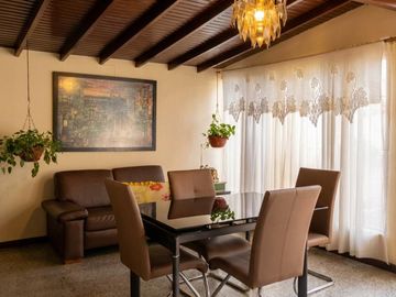 Casa en venta de 4 habitaciones con patio en Medellín, Bostón.