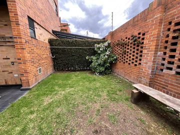 Casa en venta de 3 habitaciones con patio en Chía, Tiquiza.