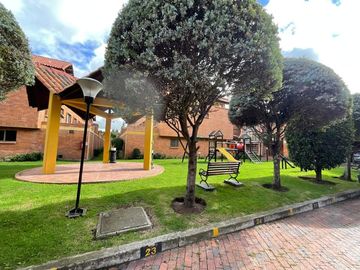 Casa en venta de 4 habitaciones con jardín en Chía, LA BALSA.