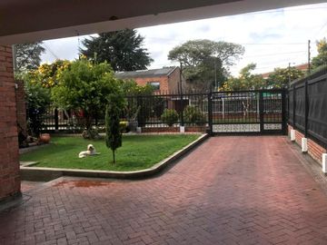 Casa en venta de 5 habitaciones con jardín en Bogotá, Niza.