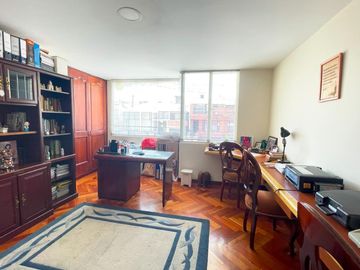 Casa en venta de 6 habitaciones con jardín en Bogotá, Nicolás de Federman.