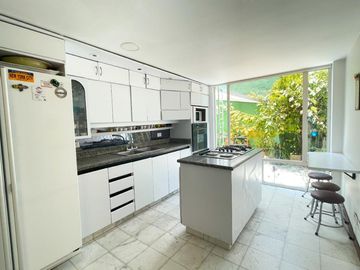 Casa en venta de 6 habitaciones con jardín en Bogotá, Nicolás de Federman.