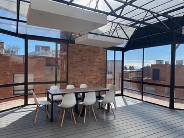 Apartamento en venta de 4 habitaciones con terraza en Bogotá, El Retiro.